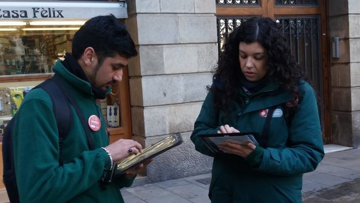Campaña a pie de calle en Barcelona para mejorar la limpieza del espacio público