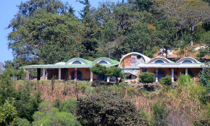  Se construye un centro educativo en Guatemala hecho de residuos