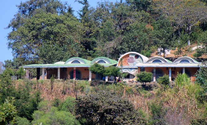  Se construye un centro educativo en Guatemala hecho de residuos