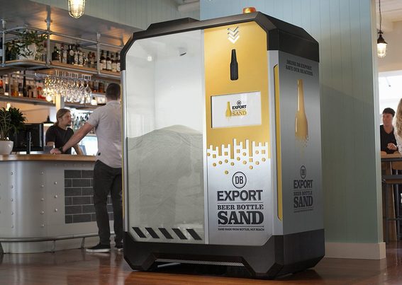 Máquinas que convierten las botellas de cerveza en arena de playa