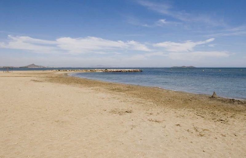 Cartagena limpia el litoral turístico