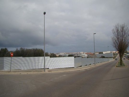 Mahón cierra una parcela municipal que se había convertido en un vertedero ilegal