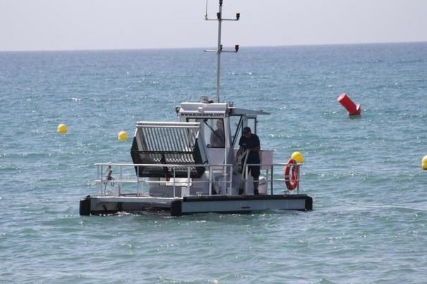 Barcos quitanatas limpiarán las playas de la provincia de Málaga