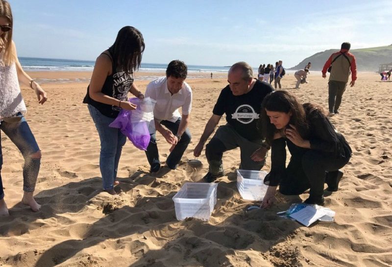 Estudiantes recogieron microplásticos en la playa de Zarautz