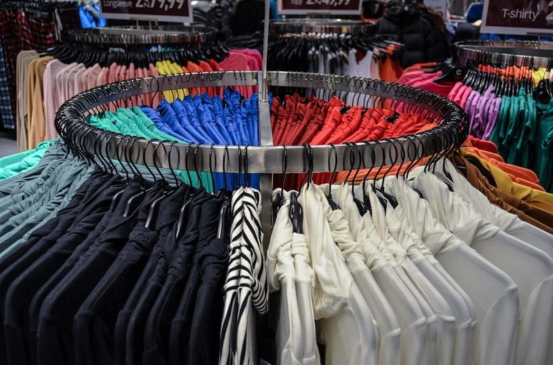 Cada español tira al año unos 14 kilos de ropa de media
