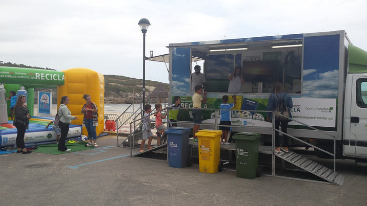 Los bañistas de varias playas pontevedresas recibirán este mes la visita de la campaña "Oportunidades Galicia"