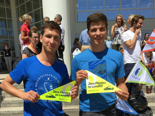 Dos jóvenes franceses darán la vuelta al mundo en bici para concienciar sobre el reciclaje