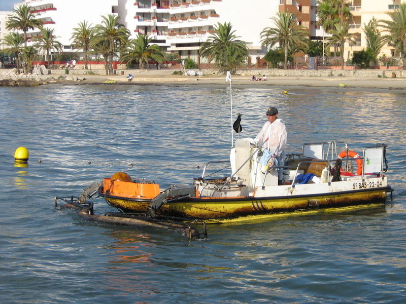 Las barcas de limpieza de Baleares recogen 15,7 toneladas de residuos durante julio