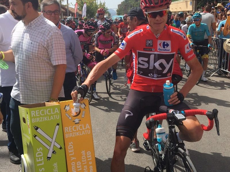 El ganador de la Vuelta Ciclista, Chris Froome, también recicla con AMBILAMP