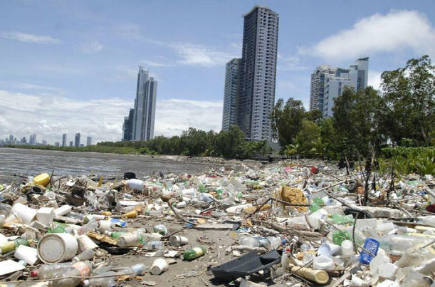 Investigan los niveles de contaminación por plásticos en mares panameños