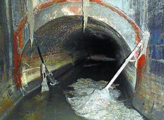 El colector de Donostia queda limpio tras extraer 43 toneladas de toallitas en un mes