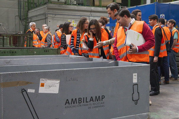 Productores de AMBILAMP y AMBIAFME visitan la planta de reciclaje de RAEEs de Recybérica Ambiental