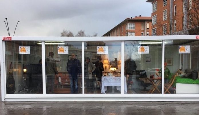 Un contenedor amueblado por voluminosos en Donostia recuerda la importancia de la gestión de estos residuos