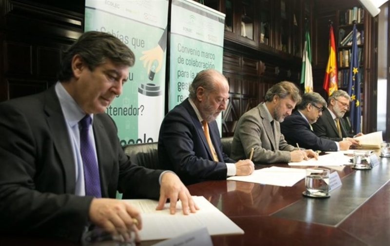 La Junta de Andalucía firma un convenio para avanzar en la gestión de los residuos de pilas y acumuladores