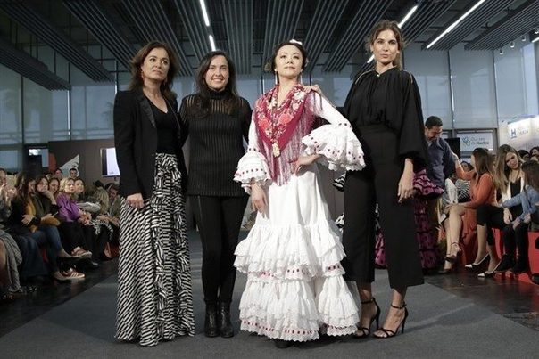 Diseñan un traje de flamenca a partir de tejidos reciclados