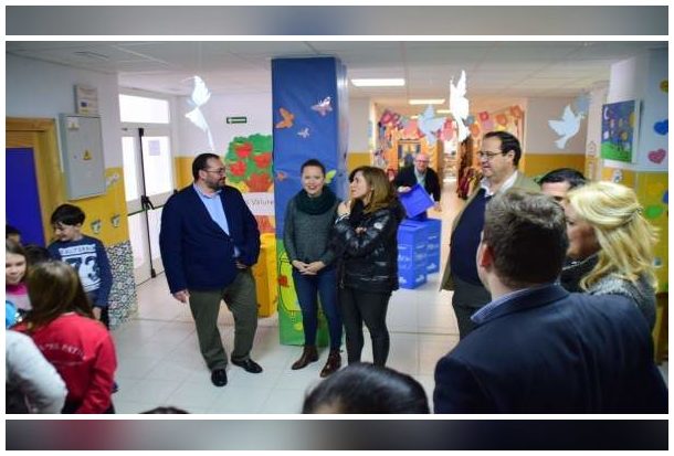 Cerca de un centenar de centros educativos granadinos recibirán contenedores de reciclaje