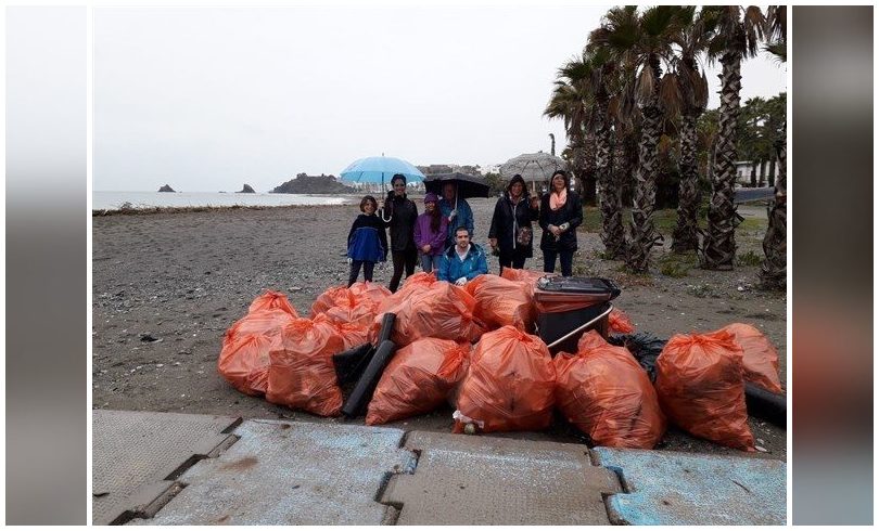 Voluntarios retiran 500 kilos de plásticos y basura de playas de Almuñécar (Granada)