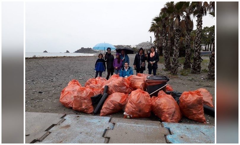  Voluntarios retiran 500 kilos de plásticos y basura de playas de Almuñécar (Granada)