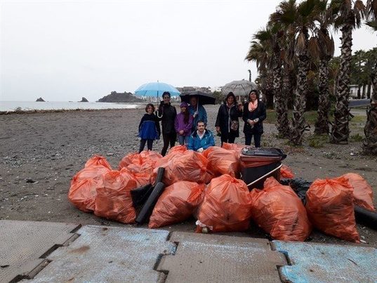  Voluntarios retiran 500 kilos de plásticos y basura de playas de Almuñécar (Granada)