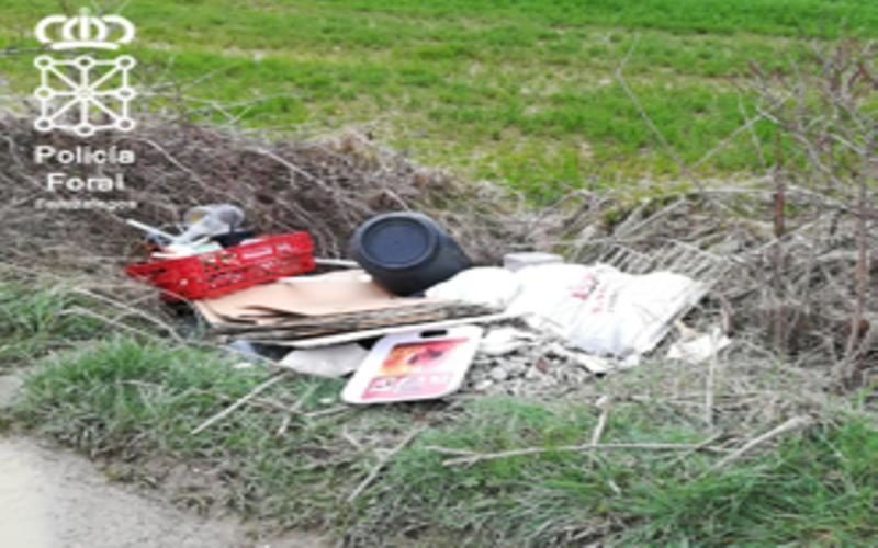 La Policía Foral denuncia a dos personas por vertidos en el medio natural en Navarra