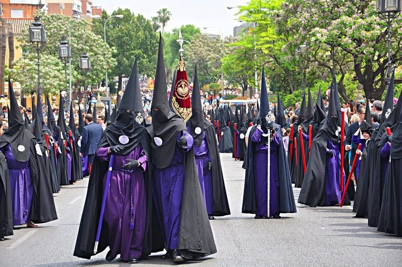 Sevilla cierra su Domingo de Ramos con menos público y menos residuos en las calles