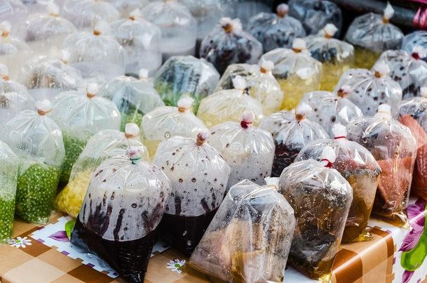 ¿Y si no tuviéramos que fabricar bolsas de plástico reutilizables o pajitas reciclables?