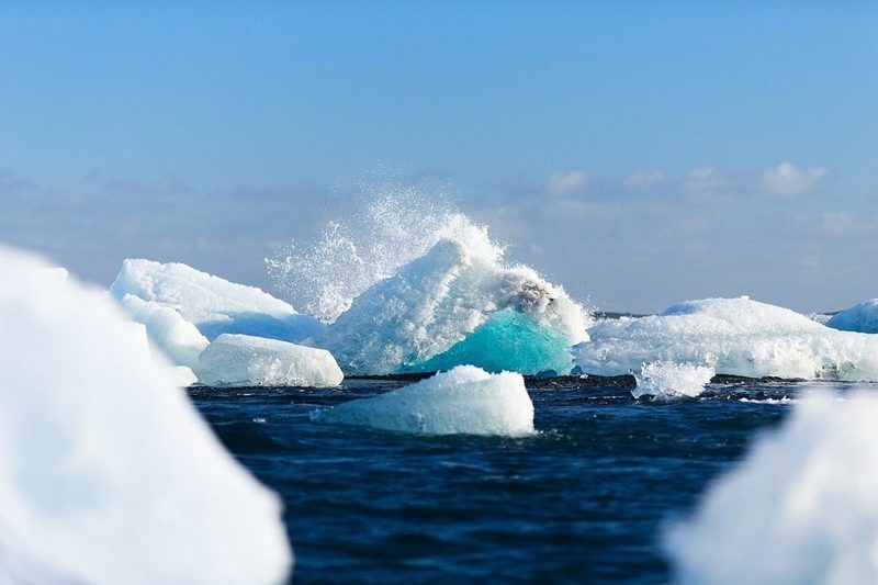 Un estudio revela que el hielo marino transporta microplásticos por el Ártico