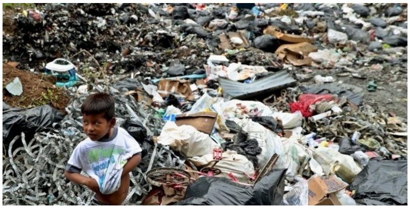 La basura amenaza un paraíso natural en plena selva del Pacífico colombiano