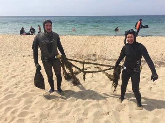 Una iniciativa ciudadana consigue retirar 650 kilos de basura marina en Palma de Mallorca