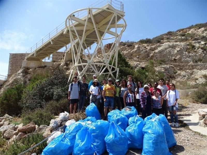 Retirados varios kilos de plásticos y basura en Fuerte de Navidad y Cabezo de Galeras (Cartagena)