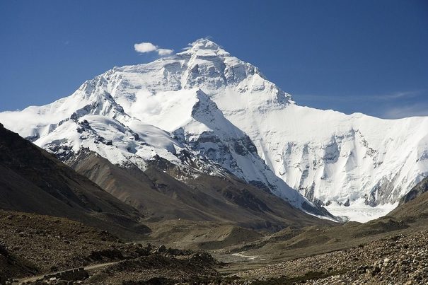 China retira más de 8 toneladas de residuos del Everest