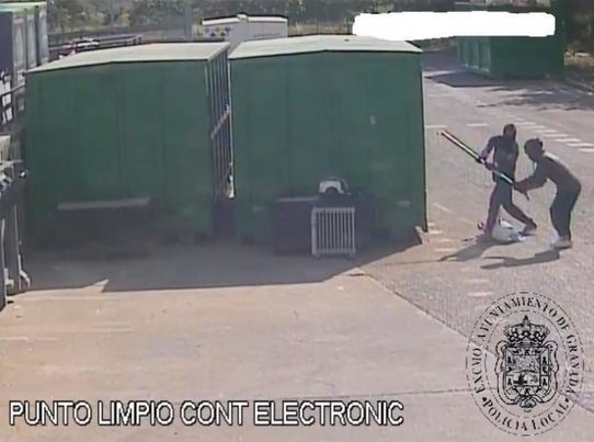 Dos arrestados por robar residuos de material eléctrico en el Ecoparque de Granada