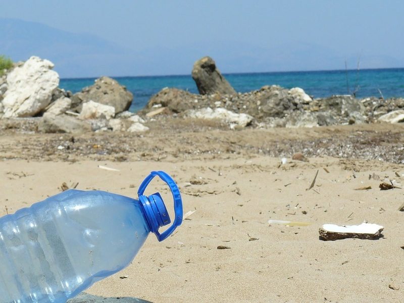 Instan al Gobierno canario a adoptar medidas urgentes para combatir la contaminación del plástico en las costas