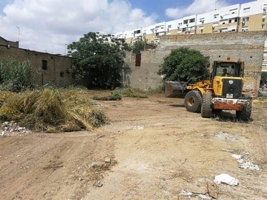 Retirados 25.000 kilos de residuos en la Barriada de Jesús, María y José, en Sevilla