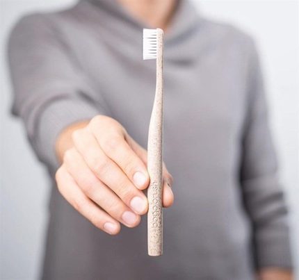 Una empresa española fabrica cepillos de dientes y pajitas a partir de bioplásticos