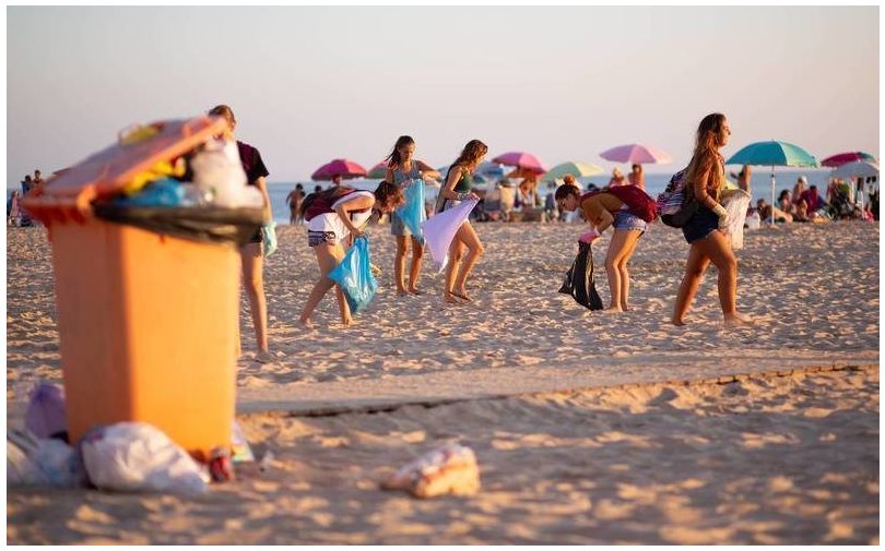 El grupo de WhatsApp que declaró la guerra a los plásticos en la playa de Cádiz