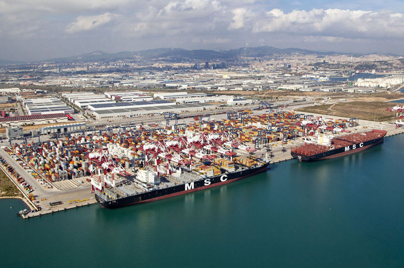 El Puerto de Barcelona recogió más de 50 toneladas de residuos flotantes de sus aguas en 2017