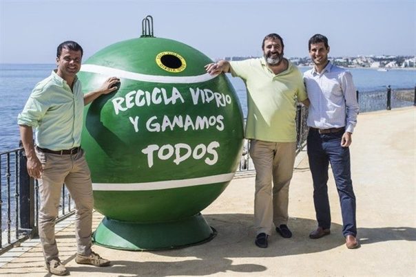 Pelotas de tenis gigantes para concienciar sobre reciclaje de vidrio en Marbella (Málaga)