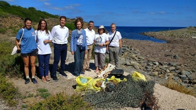 La Reina Sofía se suma en Menorca a campaña de limpieza de basura marina de SEO/BirdLife y Ecoembes