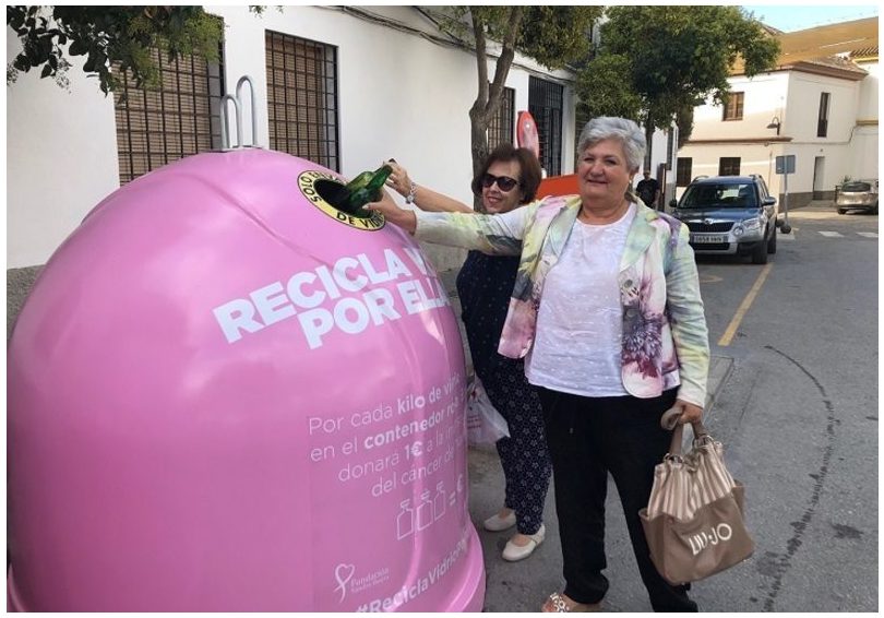 20 contenedores de reciclaje de vidrio se tiñen de rosa en Palma de Mallorca para visibilizar el cáncer de mama