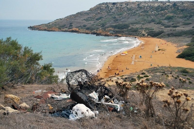 Retiran más de 50 toneladas de residuos llegados a las playas de Ceuta procedentes de la costa malagueña