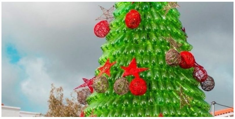 Entrín Bajo, el pueblo pacense que se adorna para Navidad con elementos reciclados