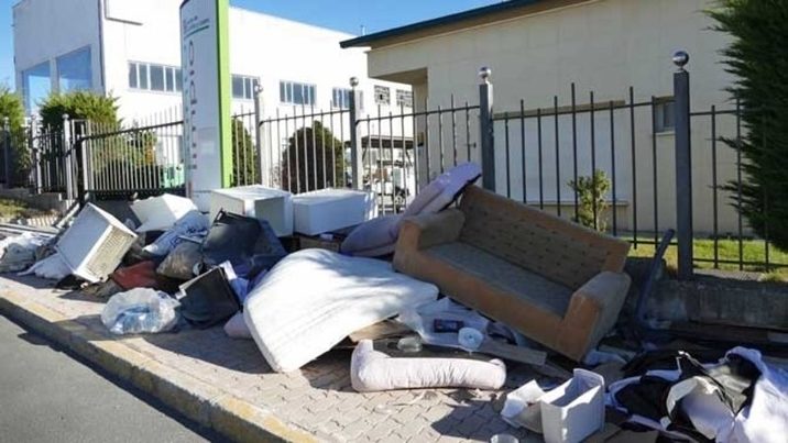 Arrojan un camión de residuos a la puerta del punto limpio de Las Hervencias (Ávila)