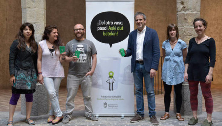 Pamplona reparte entre la hostelería más de 13.000 vasos reutilizables para Nochevieja