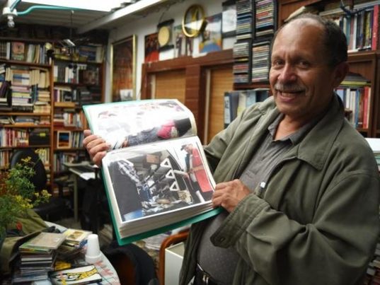 El conductor del camión de la basura que rescata libros en Bogotá