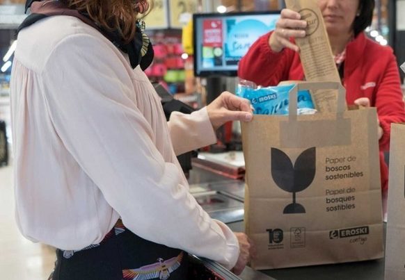 Eroski ofrecerá una nueva bolsa de papel como alternativa a la de plástico de un solo uso