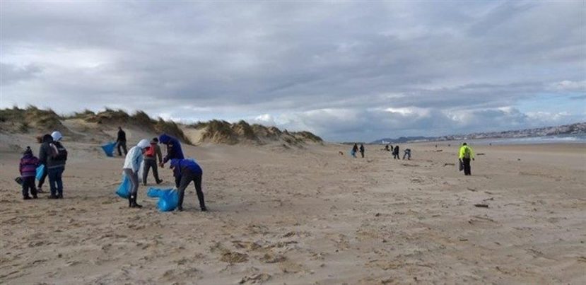 Voluntarios recogen más de una tonelada de basura de las playas cántabras de Somo, Miengo y Suances