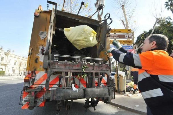 Retirados 5.400 kilos de residuos del mercado abandonado de la Cruz del Campo en Sevilla 