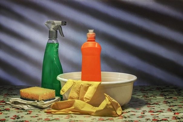 Un estudio revela que los productos para limpiar el hogar contaminan el aire tanto como los coches 