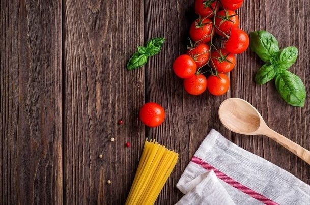 Cuando tiramos un alimento a la basura, desperdiciamos los recursos invertidos en su producción